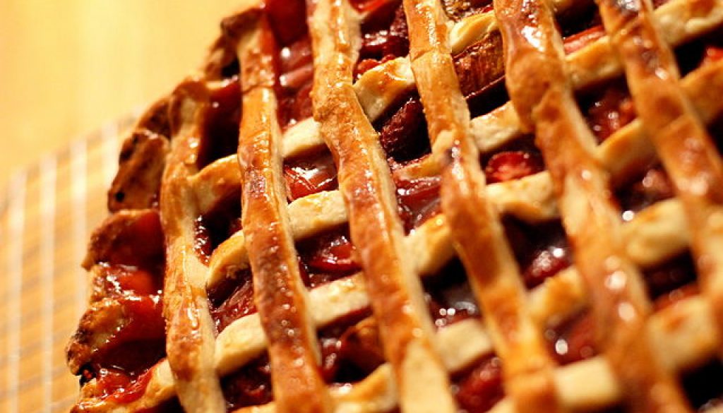 640px-Strawberry-rhubarb_pie_with_pastry_lattice,_May_2008