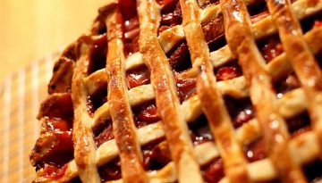 640px-Strawberry-rhubarb_pie_with_pastry_lattice,_May_2008